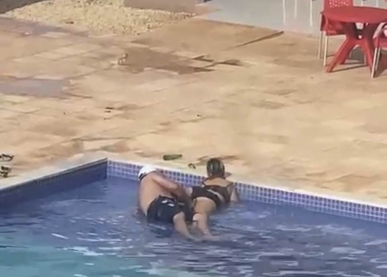 Homem mete a borrachada na mulher dentro da piscina de condomínio,  assistam: | NOTICIAS NO FACE